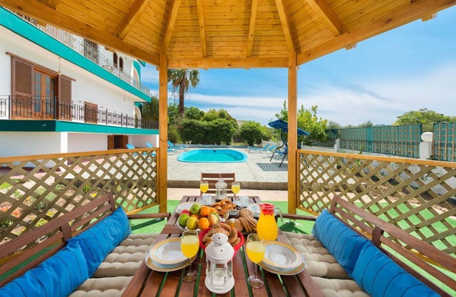 3-Bedroom Apartment with Private Pool, Sea View, Wi-Fi and Air Conditioning