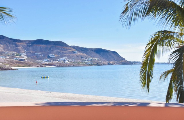 3-bedroom beach villa in Puerta Cortes, La Paz with WiFi, AC