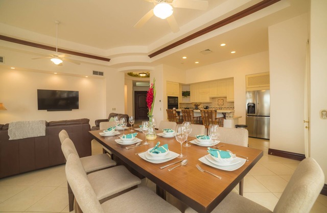 3 bedroom Bella Vista close to pool and Beach Club