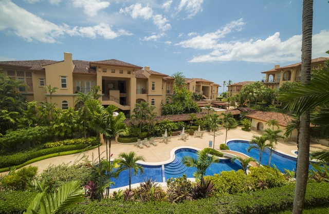 3 bedroom Bella Vista close to pool