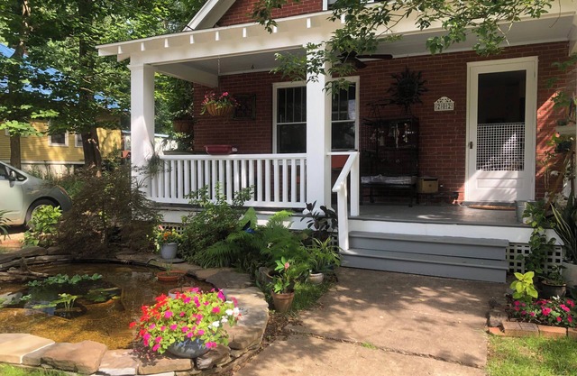 3-bedroom bungalow near downtown and walking distance to VT