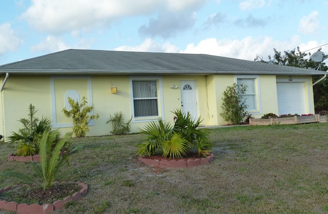 3 bedroom bungalow with huge lanai and fenced in yard on quiet cul-de-sac