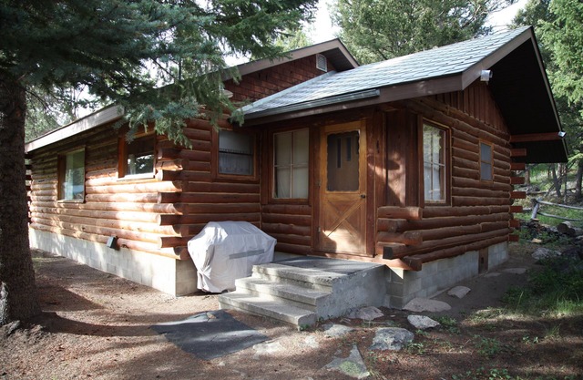 3 bedroom cabin 20 miles NE of entrance to Yellowstone