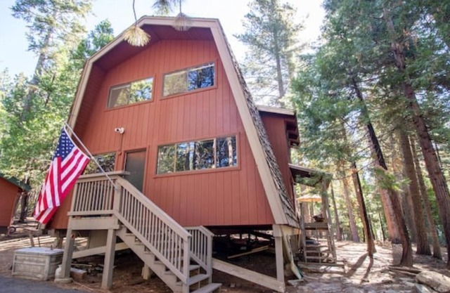 3-bedroom Cabin in Big Trees Village and Seasonal Pool