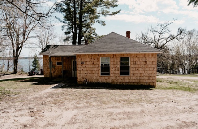 3 bedroom cabin on the lake with indoor fireplace. Pet friendly.