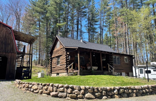 3-bedroom cabin, peaceful getaway, Woodgate with WiFi, Start your getaway