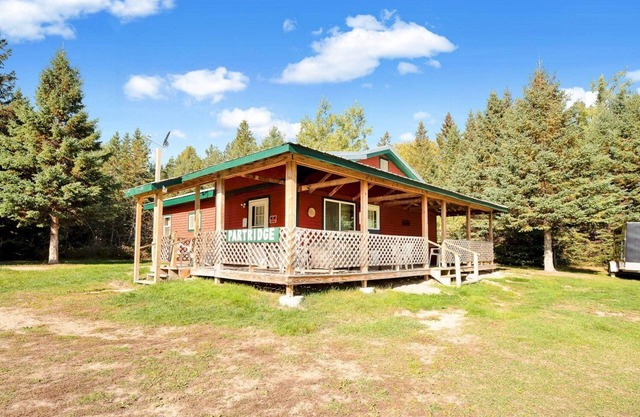 3 bedroom camp w/direct snowmobile/ATV trail access! 15 min to Sugarloaf!