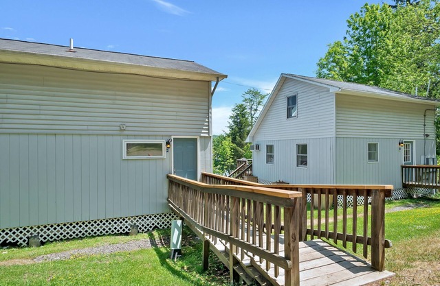 3 Bedroom Cottage that sleeps 10 minutes from Cooperstown on Otsego Lake