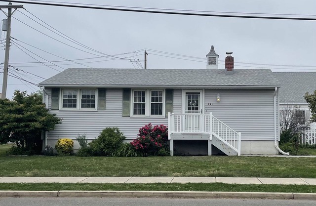 3 bedroom Cottage w/Tiki Bar, great location in Ship Bottom