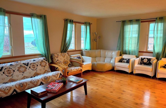 3-bedroom cottage with WiFi and AC in Dunnville