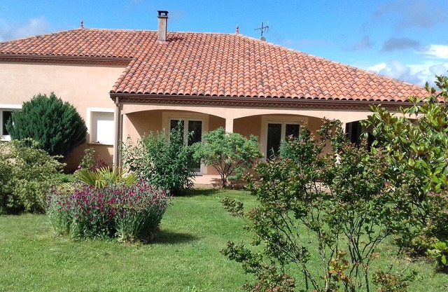 3 bedroom country house, swimming pool with fenced park