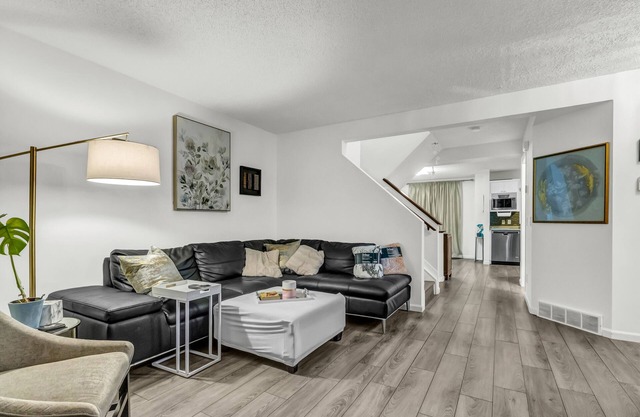 3 Bedroom Cozy Family Room!