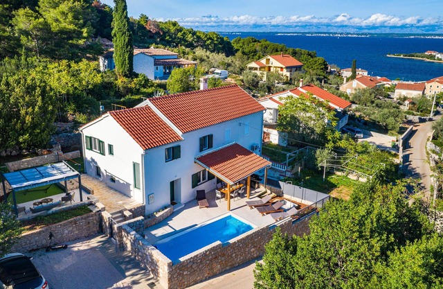 3 bedroom cozy home in Lukoran