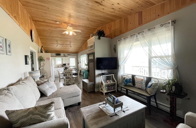 3 Bedroom Darnley Beach House, Close To Sandy North Shore Beaches