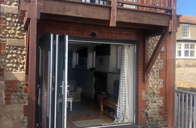 3 Bedroom Detached House Converted from Stables Overlooking Sandy Beach