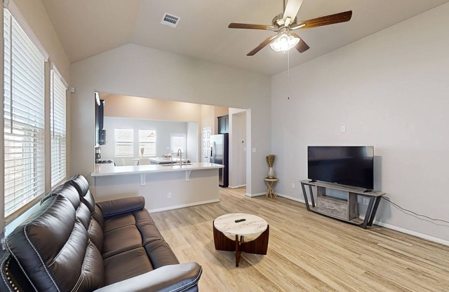 3-bedroom dog-friendly home with enclosed backyard in great location