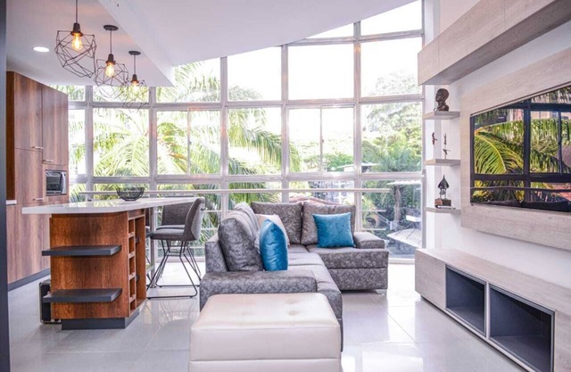 3 Bedroom Duplex PH Middle of Lleras Private Roof with Hot tub