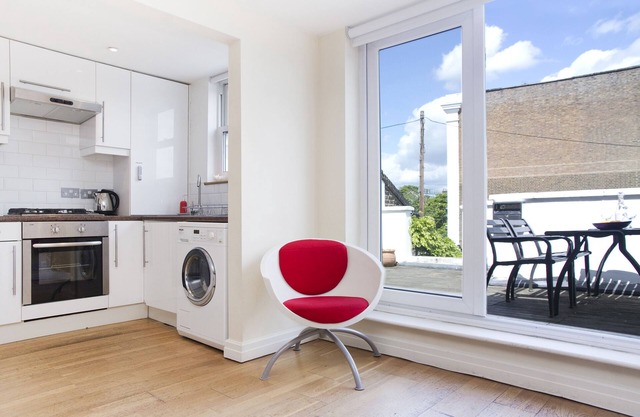 3 Bedroom ensuite Garden Flat in City min to Tube