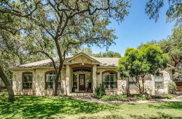 3 bedroom family home on 1/2 acre in the hill country