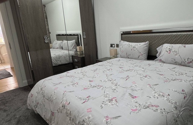 3 Bedroom Flat, Balconies, 2 Bathrooms, Living area & Free Parking near Heathrow