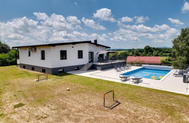 3 bedroom gorgeous home in Dvorisce