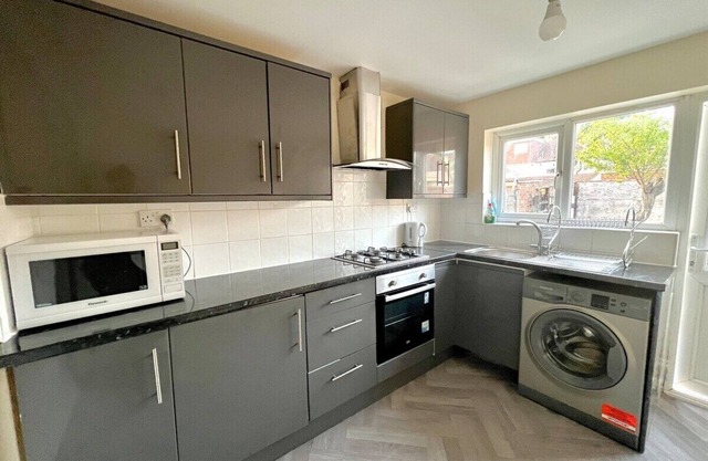 3 Bedroom Holiday Home with good transport