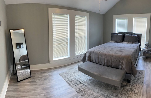 3 bedroom home 7 minutes from Kemah Boardwalk.