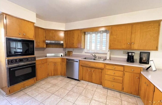 3 bedroom Home located on the main street of Visalia
