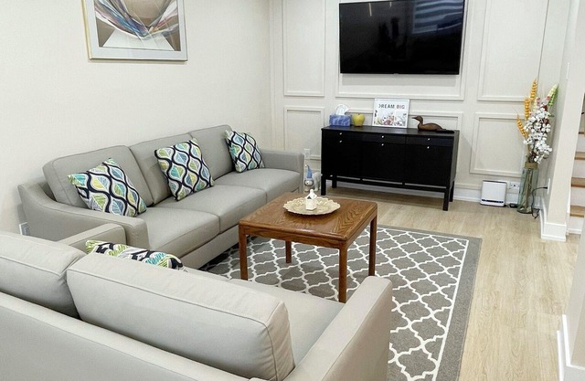 3 Bedroom Home Peaceful & Trendy, Near Airport