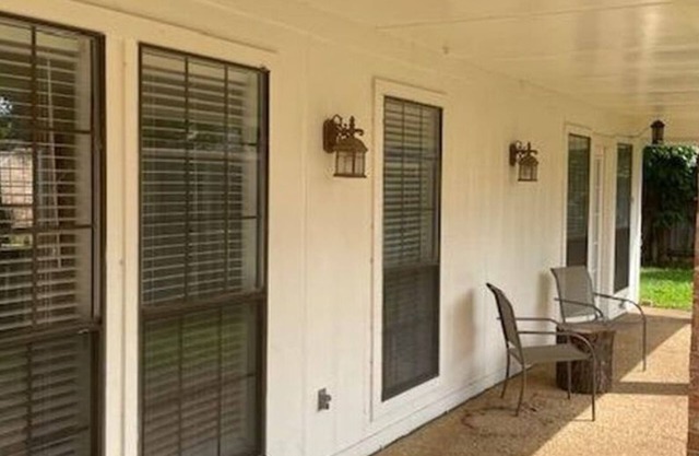 3-bedroom home in highland village close to shops