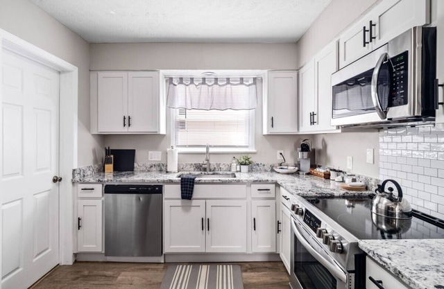3 Bedroom Home, Walk to Lake Erie