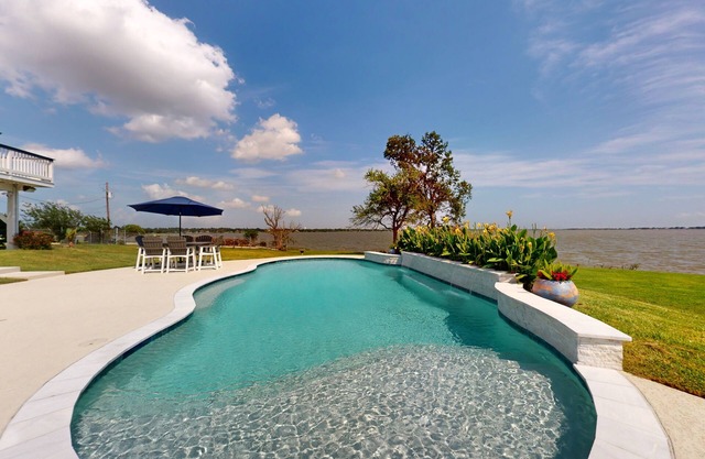3-bedroom home with washer/dryer, TV, free internet, amazing water view