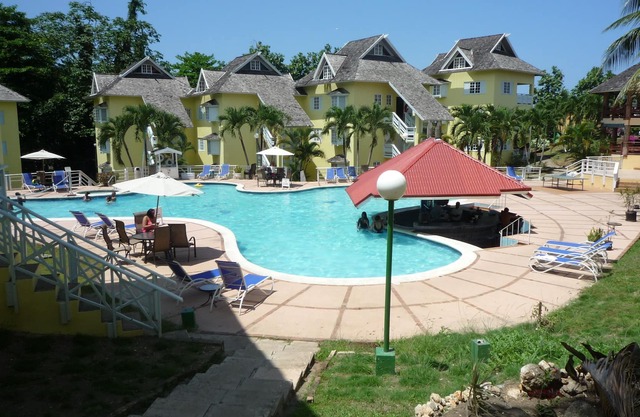 3 Bedroom House, 2 Bathrooms, Garden, Wi-Fi, Sleeps 8, 10 min. walk Tube station