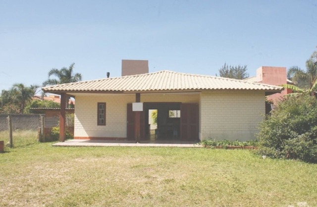 3 bedroom house for up to 8 people 50m from the beach.