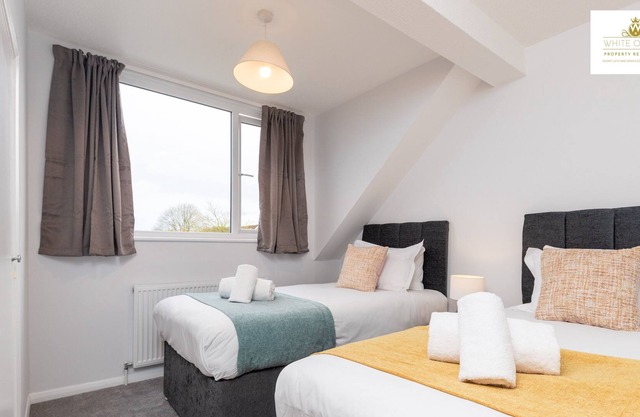 3 Bedroom House Free Paring & Wi-fi Stevenage Welcome Families & Contractors