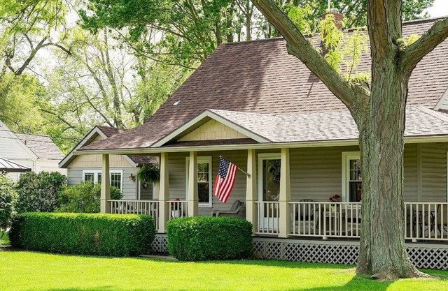 3-bedroom house in beautiful Yorktown, IN. Close to Ball State.