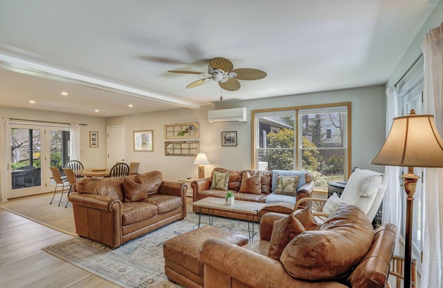 3-bedroom house in charming Oak Bluffs with WiFi, AC. Start your vacation