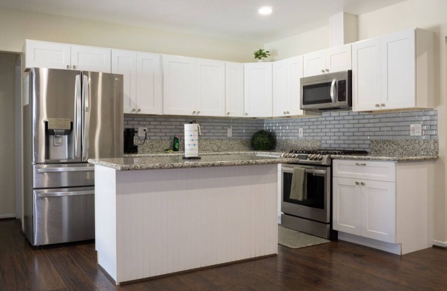 3-bedroom house in charming Riverside with AC & Pool near CBU, Parkview & 91 fwy