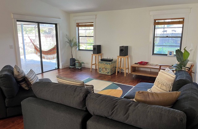 3-bedroom house in charming Orlando with pool close to Universal & Disney