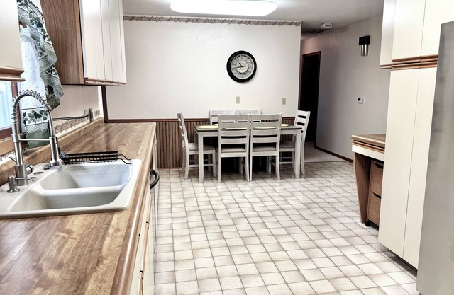 3-bedroom house in delightful Mapleton with AC, WiFi. Unwind and enjoy!