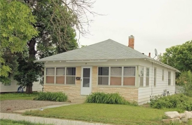 3-bedroom house in Laurel with AC,conveniently located, parking, and more