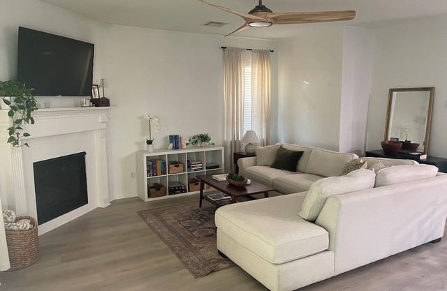 3-bedroom house in The Woodlands with AC, WiFi and more!