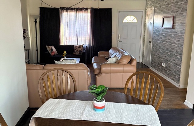 3-bedroom house in welcoming Battle Creek with WiFi, ACnNear Firekeepers
