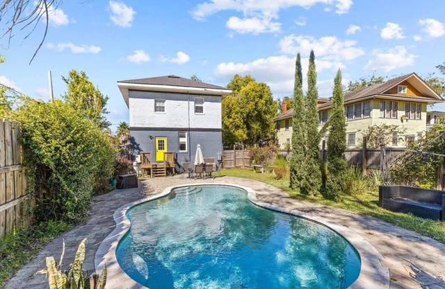 3-bedroom house in awesome Jacksonville with beautiful swimming pool, WiFi, AC.