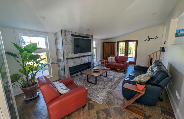 3-bedroom house in wonderful Clarksburg, Town of Blue Mountains, with AC, WiFi