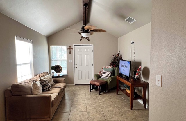 3-bedroom house in wonderful Eagle Pass with AC, WiFi, Large Backyard