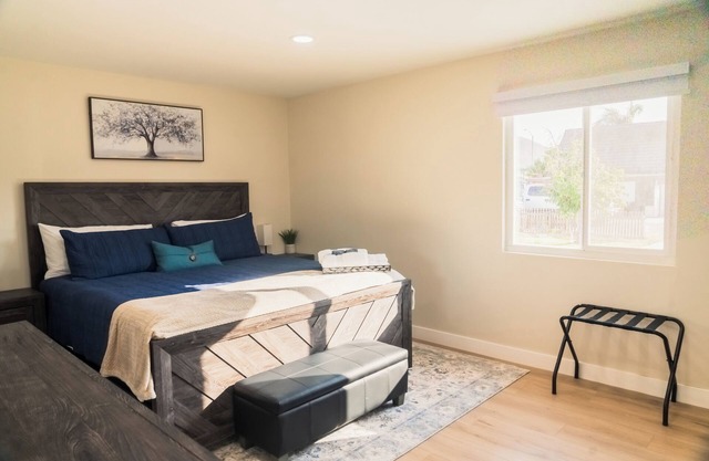 3 Bedroom House, King Bed, Full Kitchen, BBQ Grill