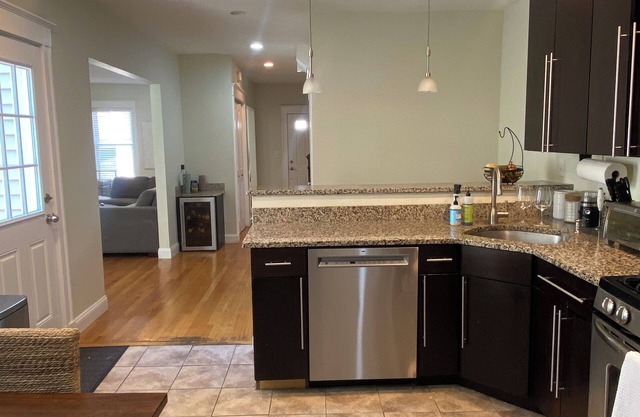 3-bedroom house w/fenced patio, gas fireplace & central air in South Boston