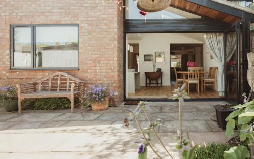3 Bedroom House with Courtyard Garden and Parking