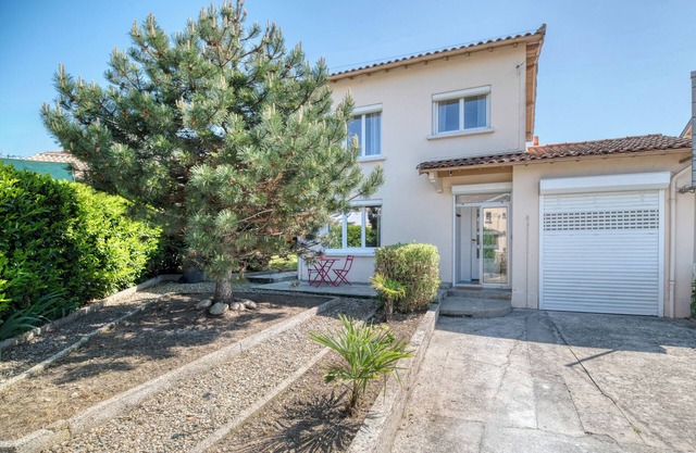 3-bedroom house with garden and garage near town center and train station.